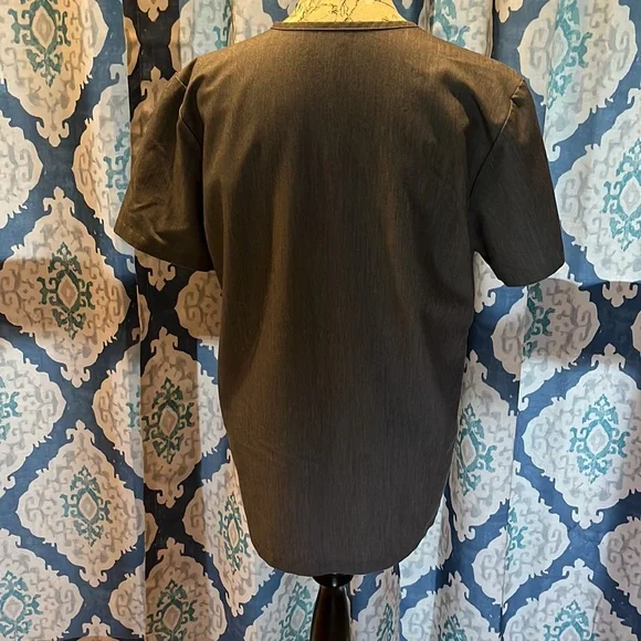 Figs Technical gray v neck front pocket scrub top size small - Picture 8 of 10